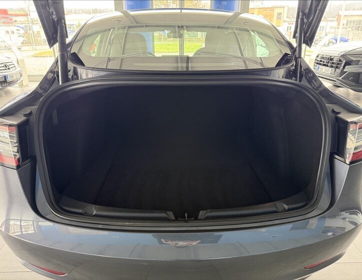 Tesla Model 3 Sedan / Limuzína 0,0 366 kw