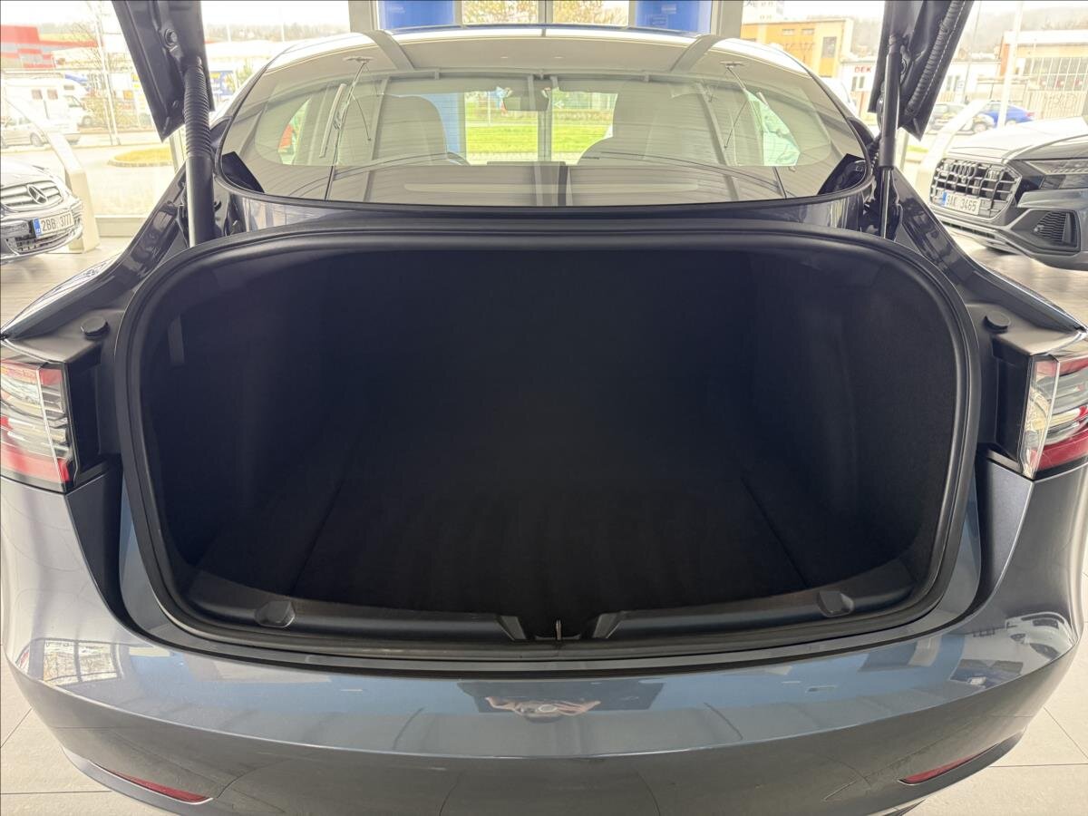 Tesla Model 3 Sedan / Limuzína 0,0 366 kw