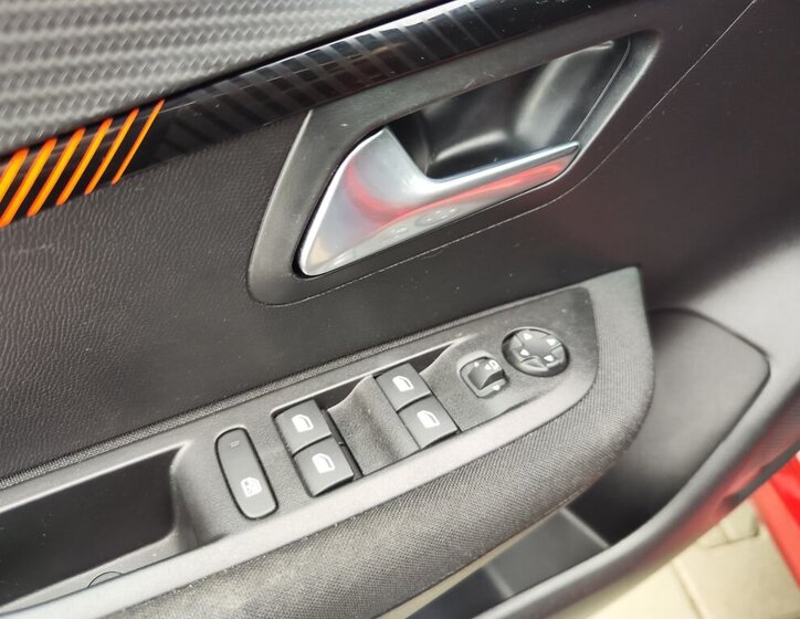 Peugeot 208 Hatchback 1,2 l 74 kw