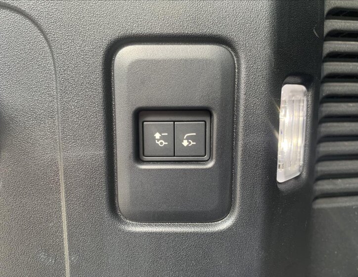 Land Rover Defender 16