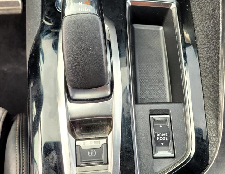 Peugeot 3008 SUV / Terénní 1,6 l 165 kw