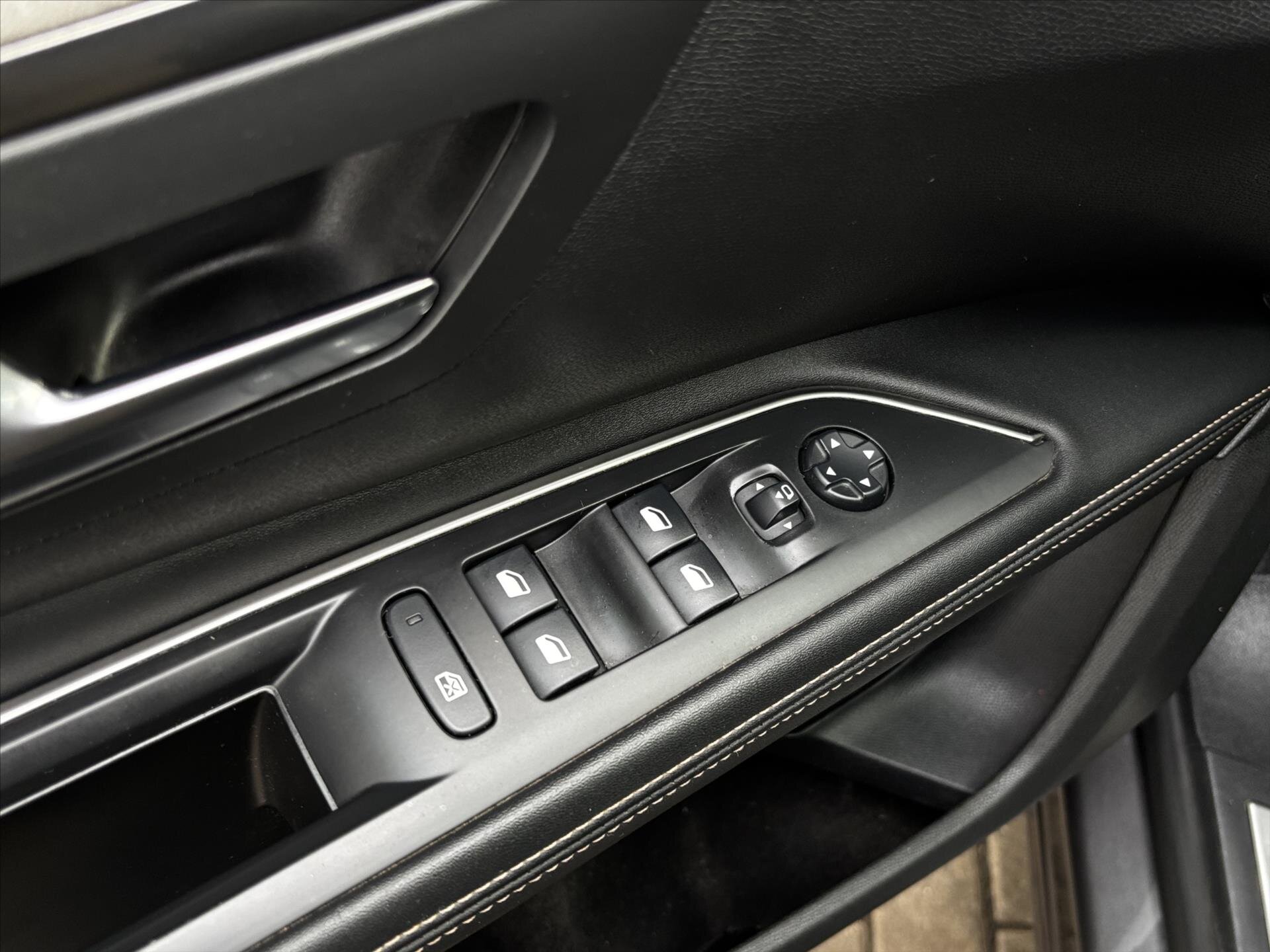 Peugeot 5008 SUV 2,0 l 130 kw