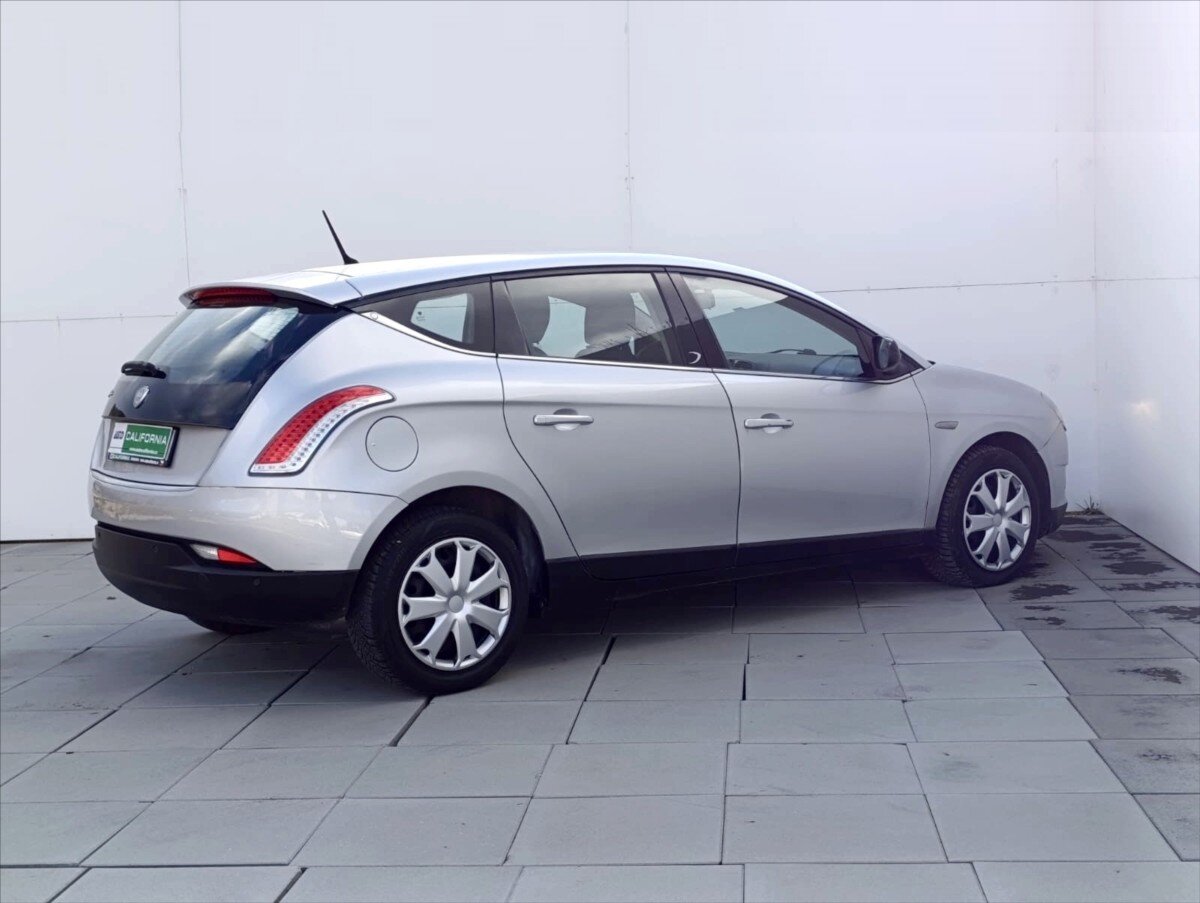 Lancia Delta Hatchback 1,6 l 88 kw