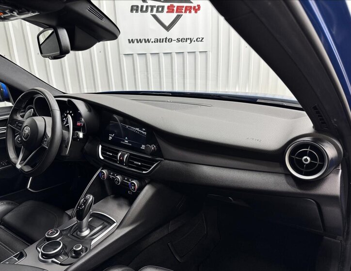 Alfa Romeo Giulia Sedan / Limuzína 2,0 l 206 kw