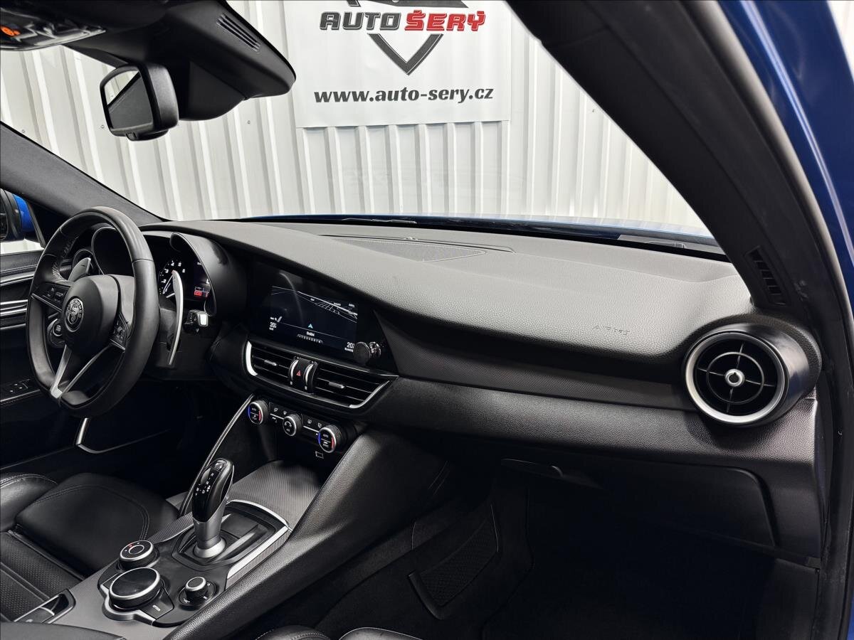 Alfa Romeo Giulia Sedan / Limuzína 2,0 l 206 kw