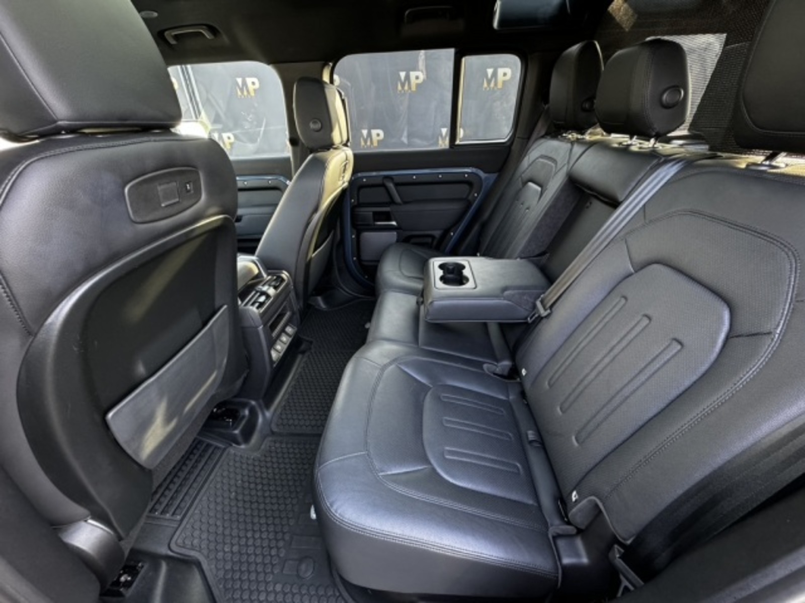 Land Rover Defender 18