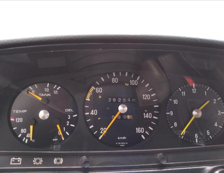 Mercedes-Benz 200 12