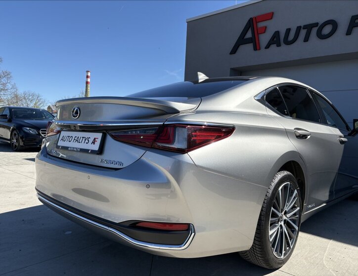 Lexus ES 300h Sedan / Limuzína 2,5 l 131 kw