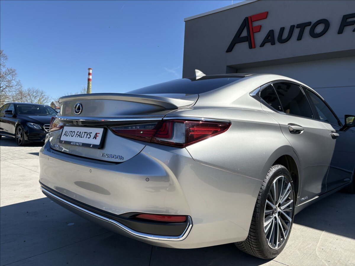 Lexus ES 300h Sedan / Limuzína 2,5 l 131 kw
