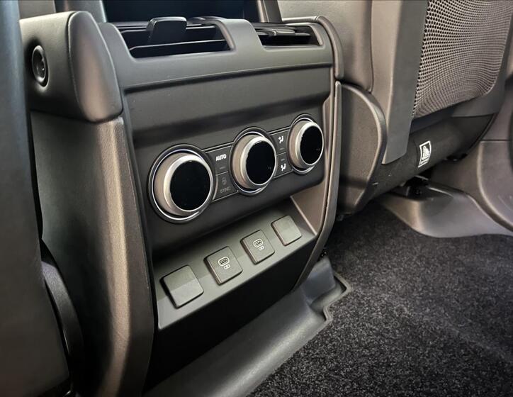 Land Rover Defender 23