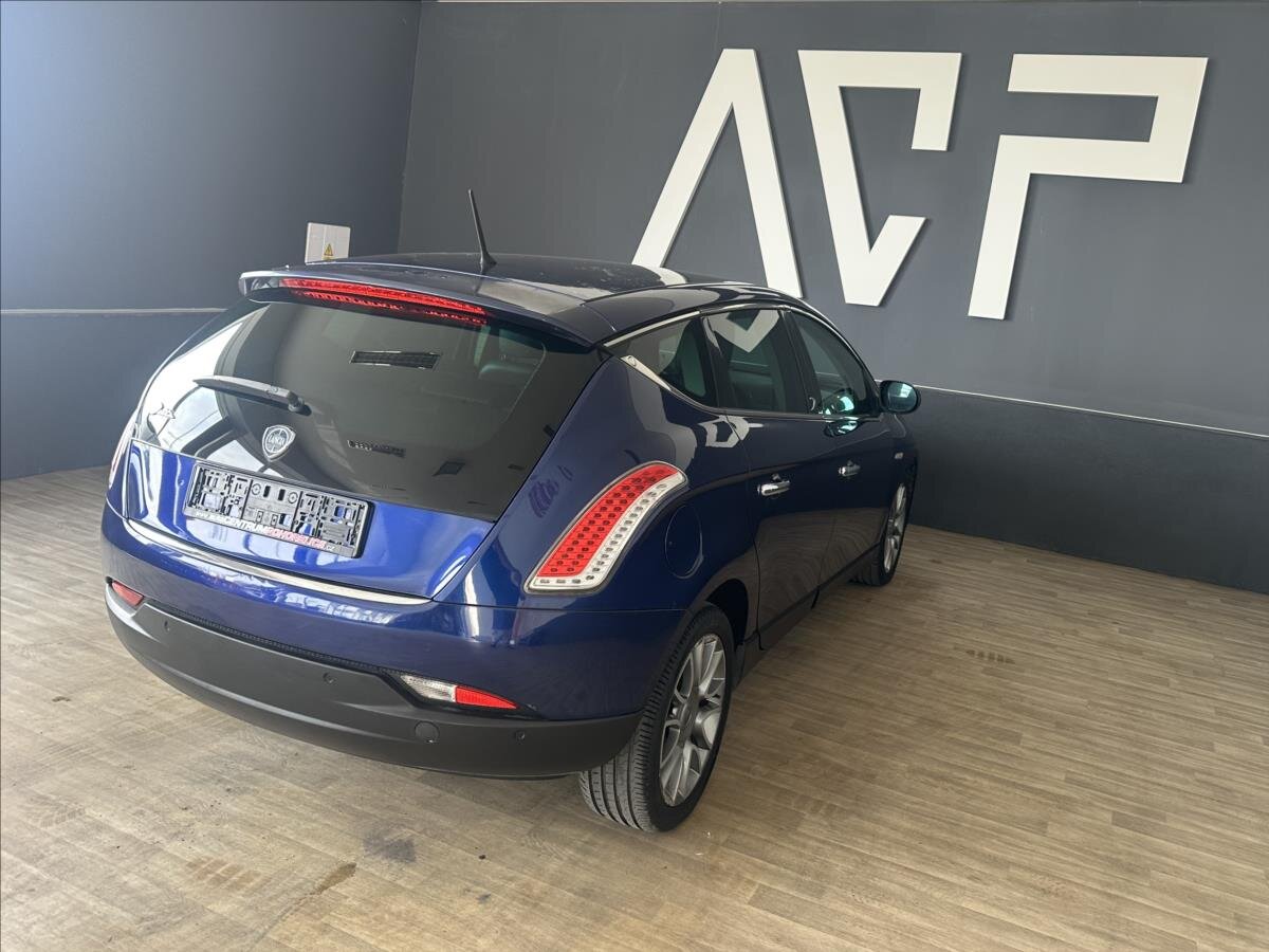 Lancia Delta Hatchback 1,6 l 88 kw