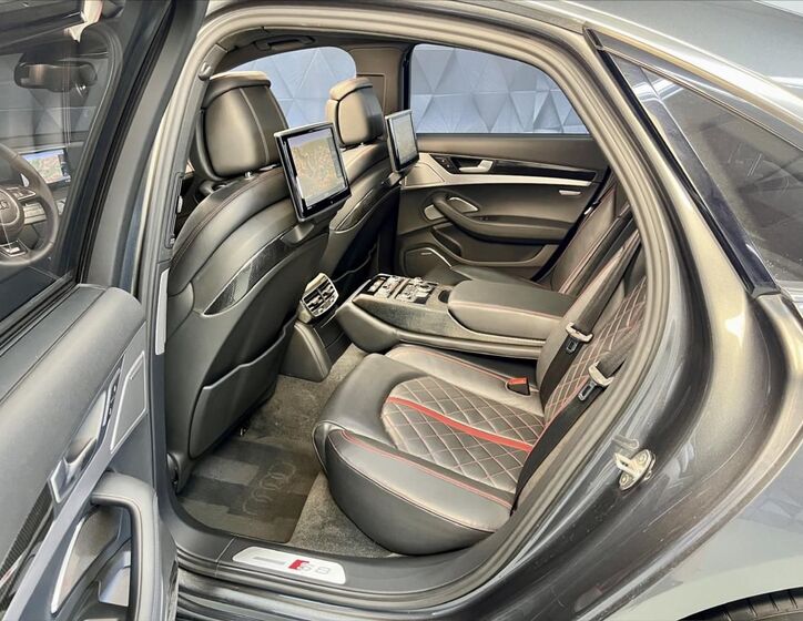 Audi S8 12