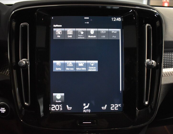 Volvo XC40 SUV / Terénní 2,0 l 145 kw