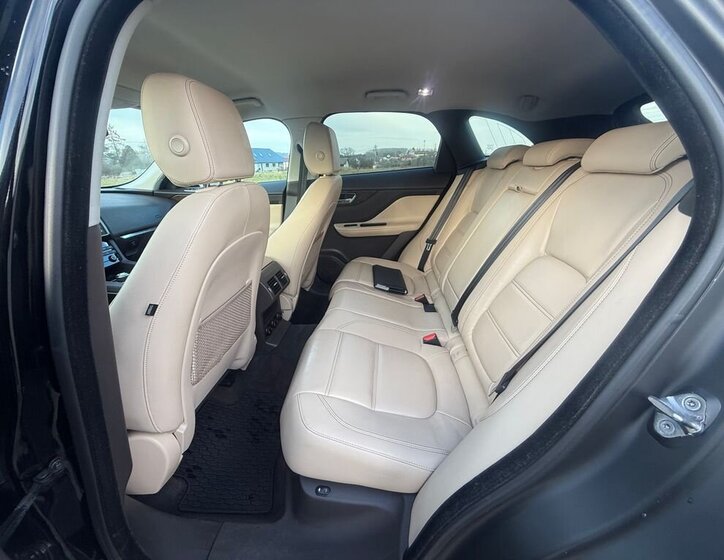 Jaguar F-Pace 16