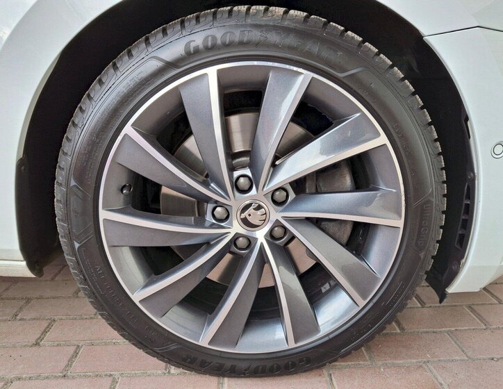 Škoda Superb Sedan / Limuzína 2,0 l 206 kw