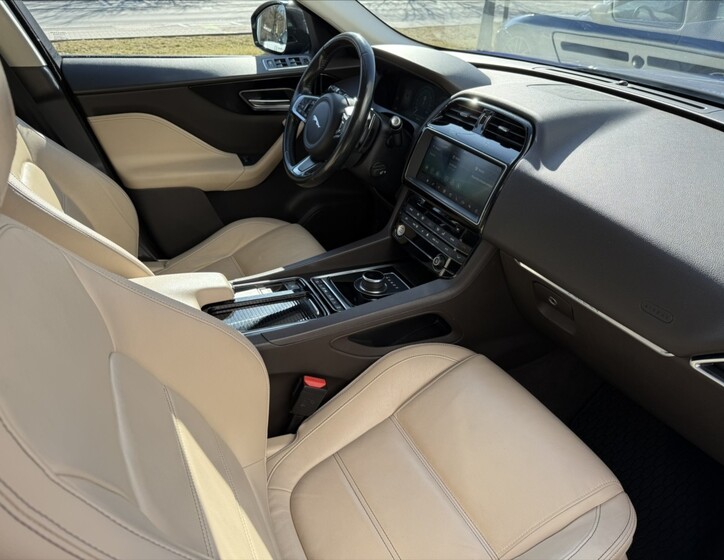 Jaguar F-Pace 13