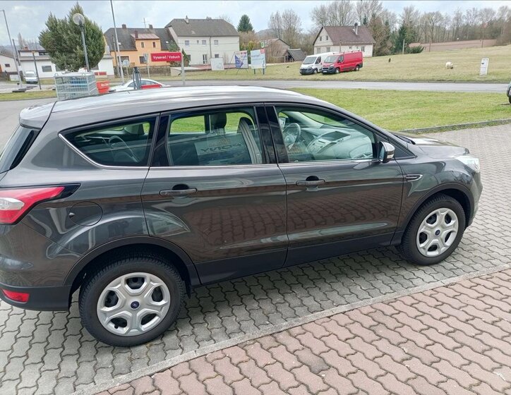 Ford Kuga SUV / Terénní 1,5 l 88 kw
