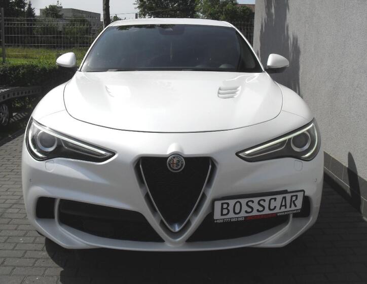 Alfa Romeo Stelvio 8