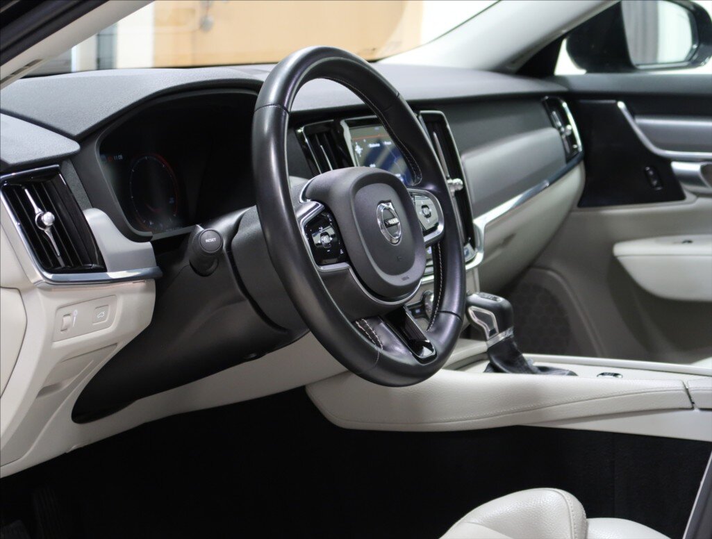 Volvo S90 Sedan / Limuzína 2,0 l 173 kw