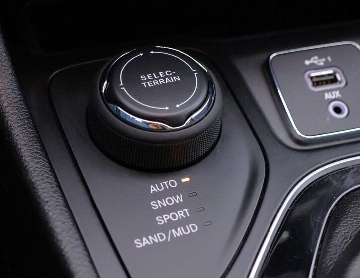 Jeep Cherokee SUV 3,2 l 200 kw