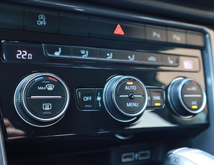 Volkswagen T-Roc CUV / Crossover 1,5 l 110 kw