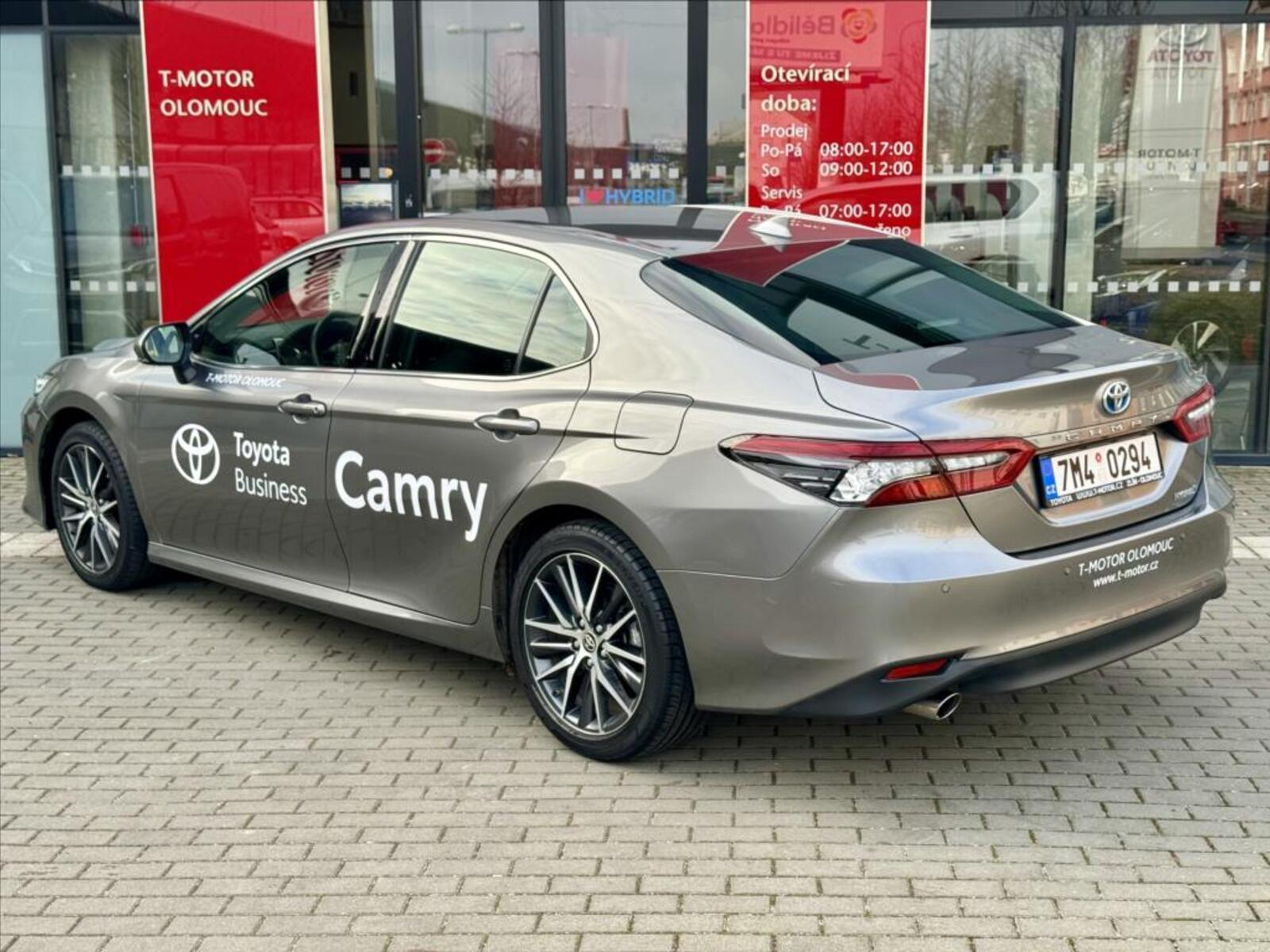 Toyota Camry 4