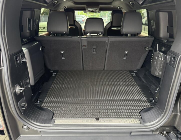 Land Rover Defender SUV 4,4 l 467 kw