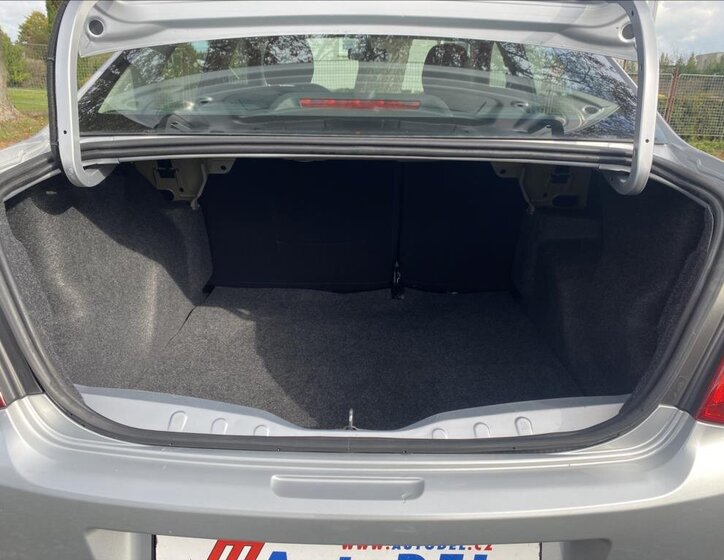 Peugeot 301 Sedan 1,2 l 53 kw