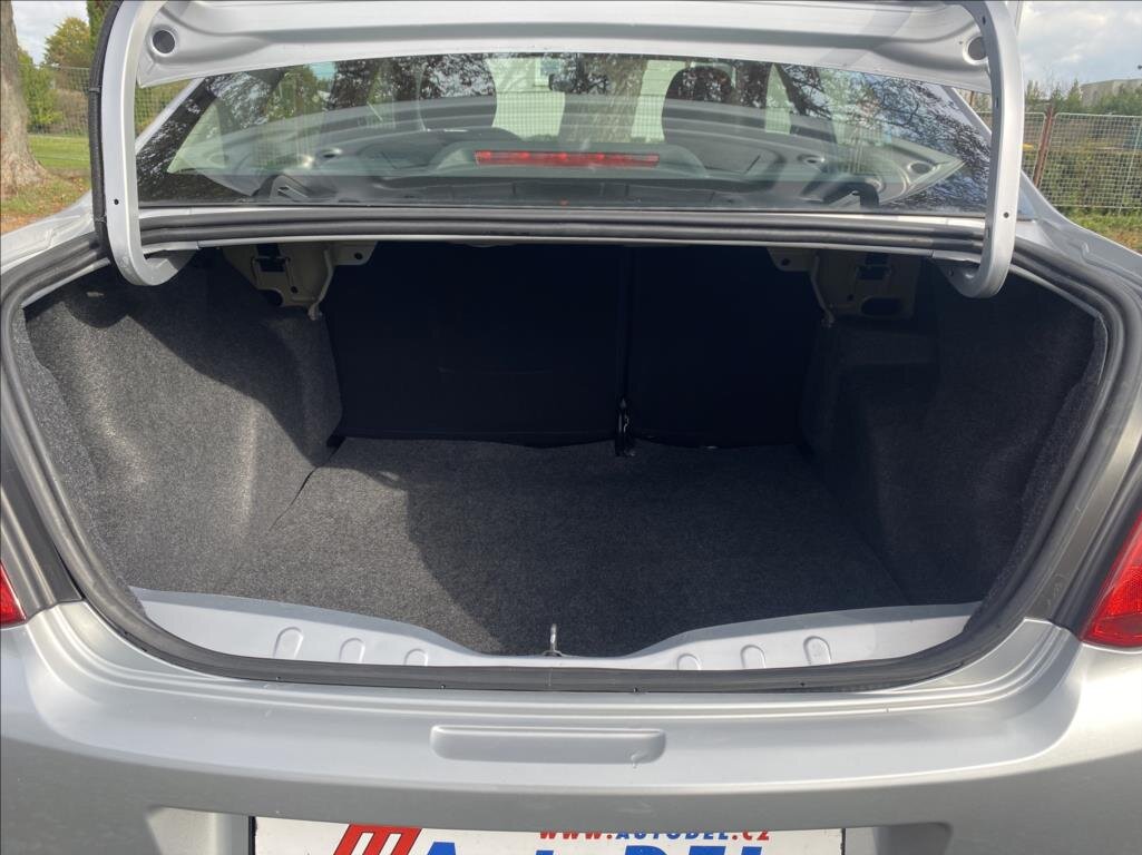 Peugeot 301 Sedan 1,2 l 53 kw