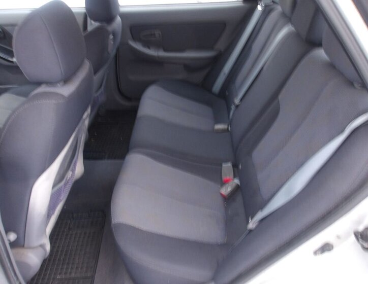 Hyundai Elantra Sedan 1,6 l 77 kw