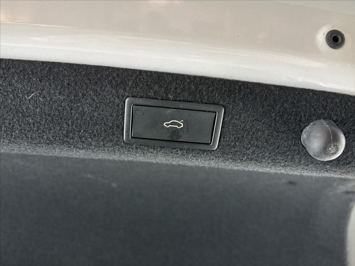 Škoda Superb Sedan / Limuzína 1,4 l 160 kw