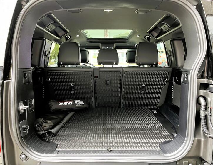 Land Rover Defender 6