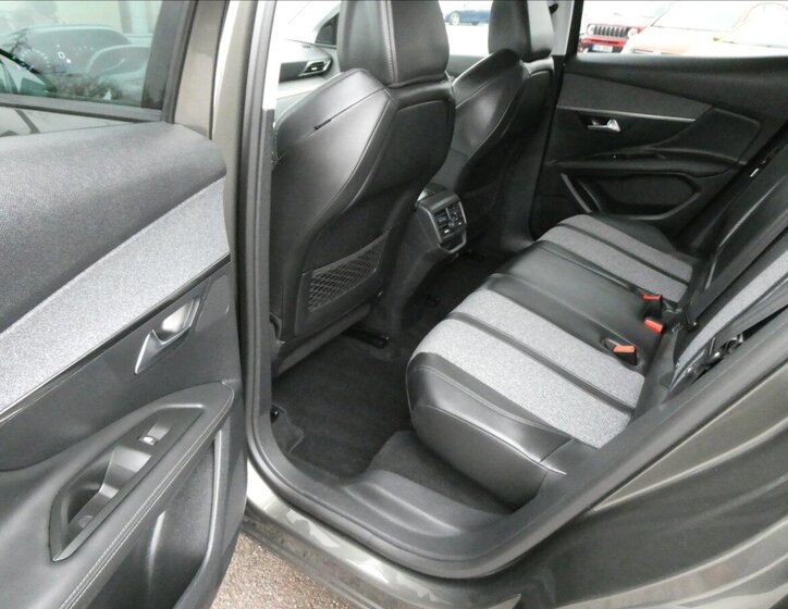 Peugeot 3008 SUV 1,6 l 121 kw