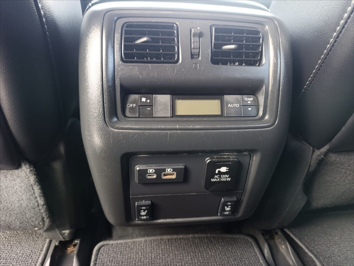 Nissan Pathfinder SUV 3,5 l 212 kw