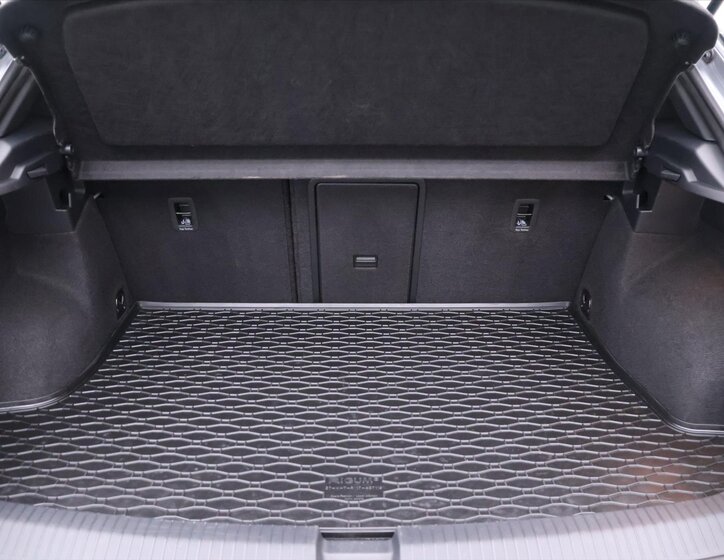 Volkswagen T-Roc SUV / Terénní 2,0 l 110 kw