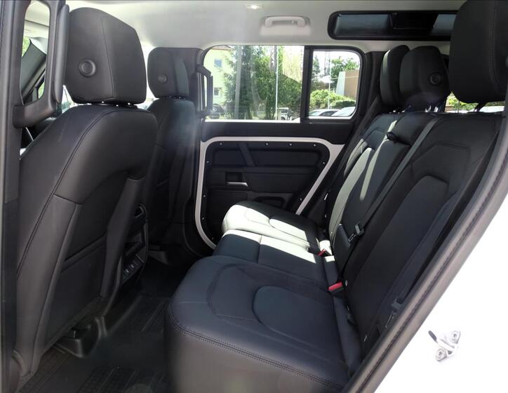 Land Rover Defender 24