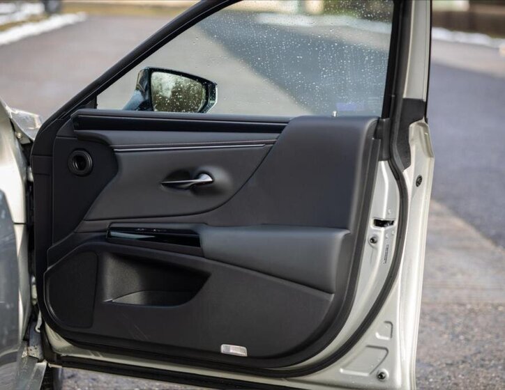 Lexus ES 300h Sedan / Limuzína 2,5 l 160 kw