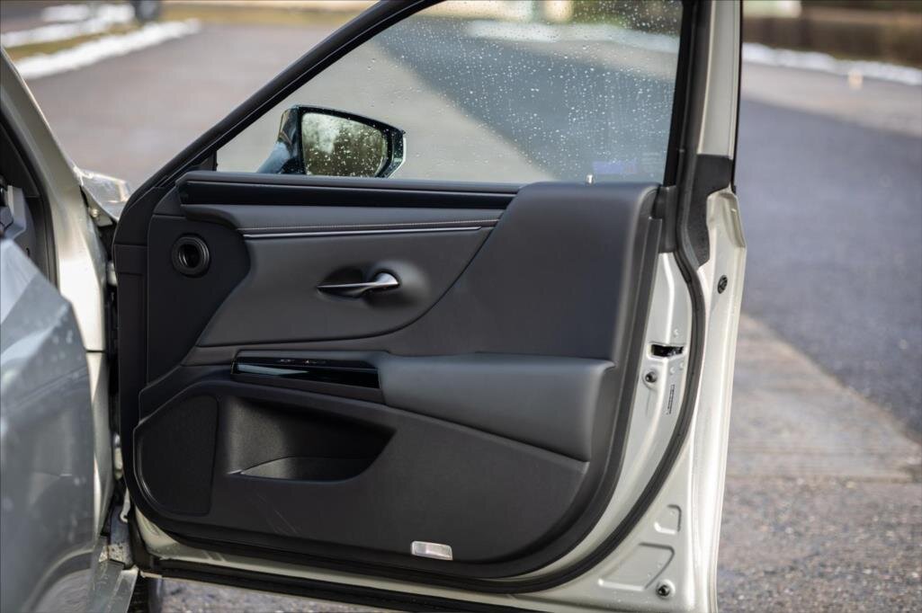 Lexus ES 300h Sedan / Limuzína 2,5 l 160 kw