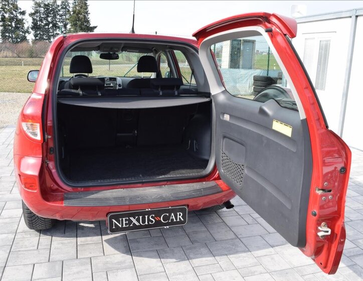 Toyota RAV4 SUV / Terénní 2,2 l 100 kw
