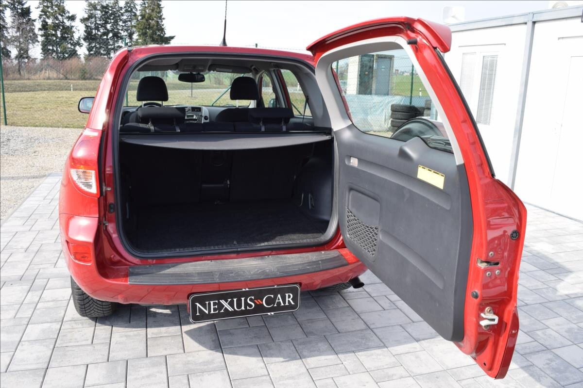 Toyota RAV4 SUV / Terénní 2,2 l 100 kw