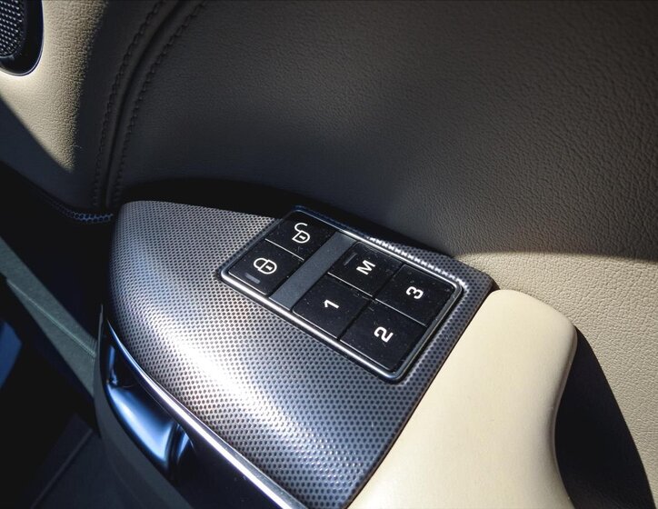 Land Rover Range Rover Sport SUV 4,4 l 250 kw