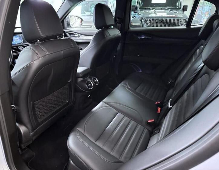 Alfa Romeo Stelvio 8