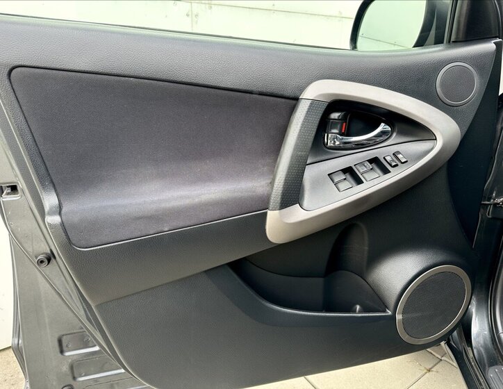 Toyota RAV4 SUV / Terénní 2,2 l 100 kw