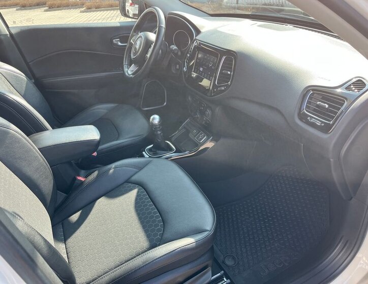 Jeep Compass SUV / Terénní 1,3 l 96 kw