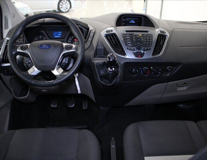 Ford Tourneo Custom 9