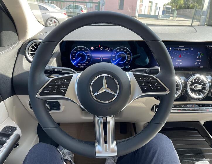 Mercedes-Benz EQA 11