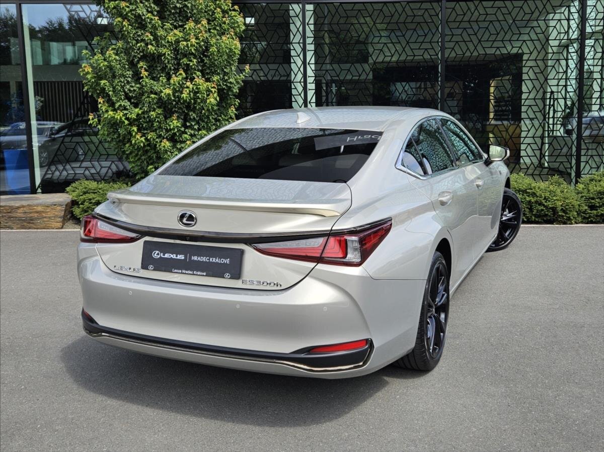 Lexus ES 300h Sedan / Limuzína 2,5 l 160 kw