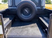 Land Rover Defender 10