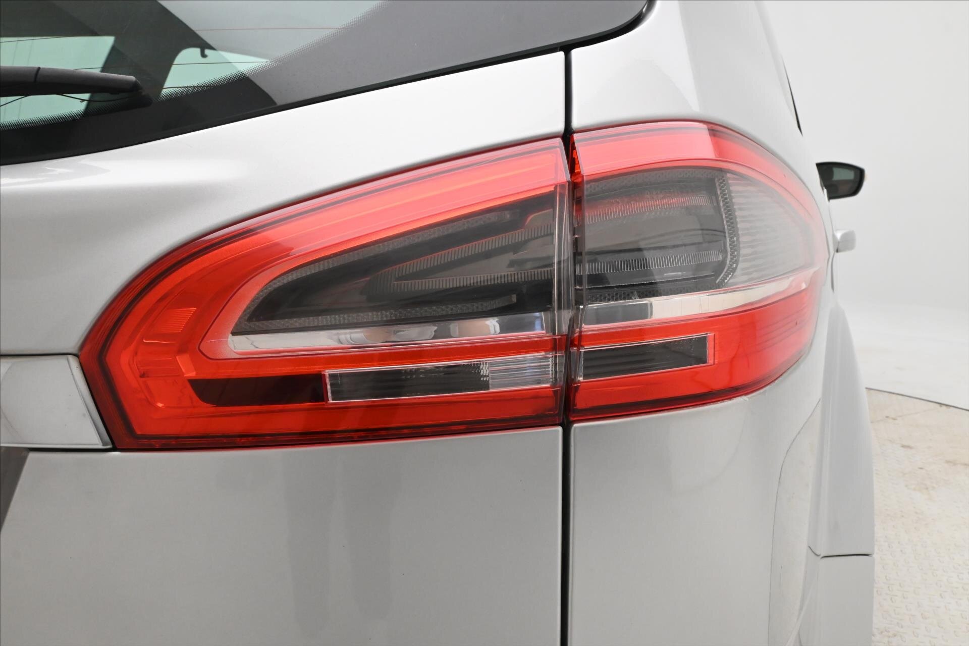 Ford S-MAX MPV 2,0 l 103 kw