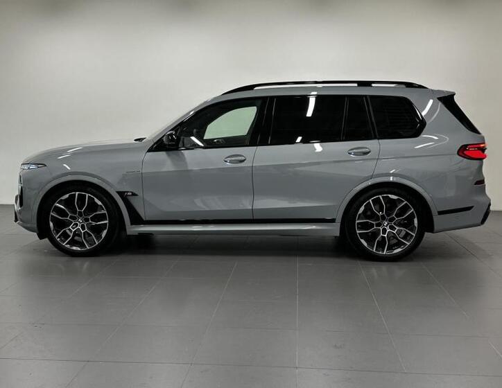 BMW X7 SUV 4,4 l 390 kw